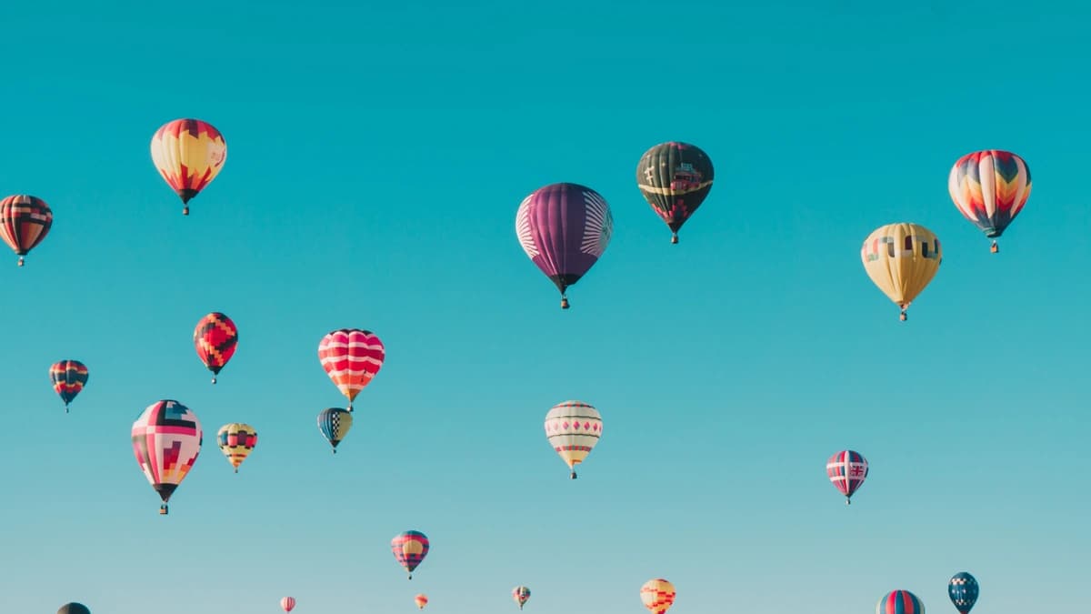 varios globos aerostáticos en un cielo despejado