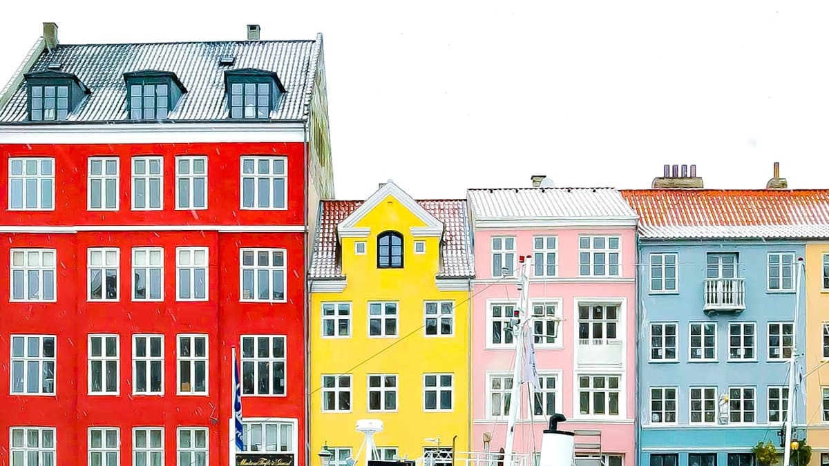 casas multicolores de diferentes tamaños una al lado de la otra