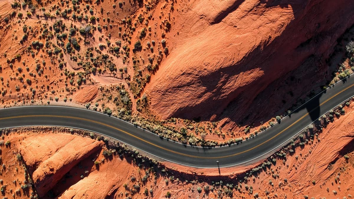 carretera vacía a través de un desierto rojo